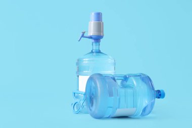 Mavi zemin üzerinde temiz su şişeleri