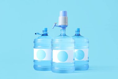 Mavi zemin üzerinde temiz su şişeleri