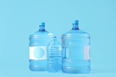 Mavi zemin üzerinde temiz su şişeleri