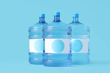 Mavi zemin üzerinde temiz su şişeleri