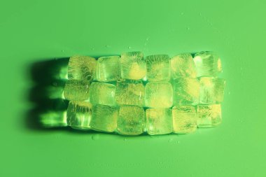 Yeşil zemin üzerinde birçok donmuş buz küpü