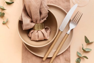 Bej arka planda okaliptüs ile güzel masa ayarları