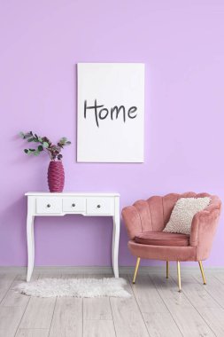 Odada mor duvarın yanındaki klozette çiçek vazosu olan koltuklar.