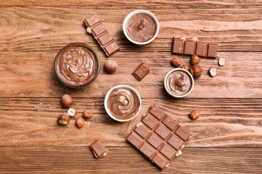 # Tahta arka planda fındık ve çikolata kaseleri #