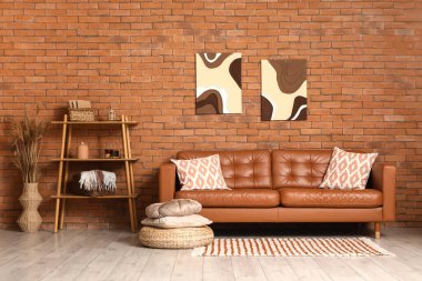 Oturma odasının iç tarafında rahat bir kanepe ve raf var.