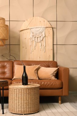 Konforlu kanepe ve sepet. Oturma odasının içinde şişe var.