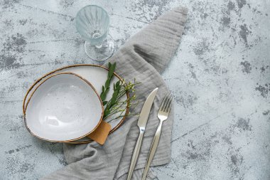 Çingene çiçekleri ve grunge arka planında okaliptüs dalları olan güzel masa ortamları.