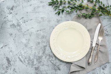 Grunge arka planında okaliptüs dalları olan güzel masa ayarları