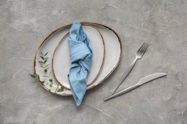 Gri arkaplanda okaliptüs dalı olan güzel masa ayarları