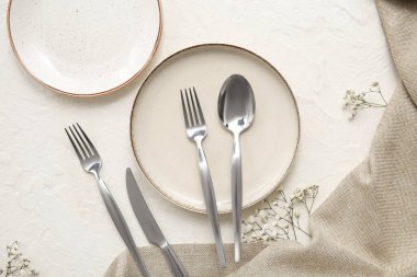 Beyaz arka planda çigila çiçekleri olan güzel bir masa.