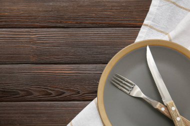 Ahşap arka planda güzel masa ayarları