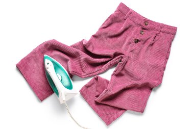 Beyaz arka planda temiz pantolonu olan modern elektrikli ütü