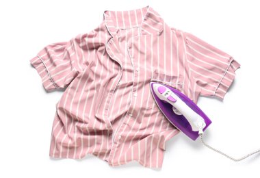 Beyaz arka planda temiz pijamalı modern elektrikli ütü.