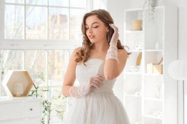 Yatak odasında güzel bir gelin portresi