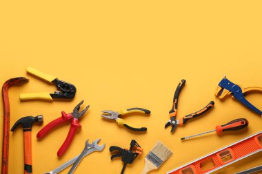 Turuncu arkaplanda farklı inşaat araçları