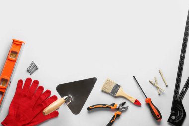 Gri arkaplanda eldivenler ve inşaat araçları