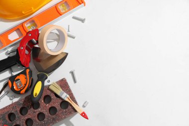 Beyaz grunge arkaplanda tuğla ve inşaat araçları