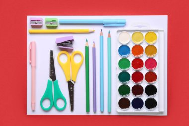 Kırmızı zemin boyalı okul kırtasiyesi seti