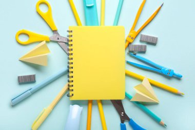 Mavi arka planda kağıt uçaklar olan okul kırtasiyesi.