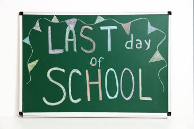 Okulun Son Günü yazılı karatahta ve ışık duvarına bayraklar çizildi