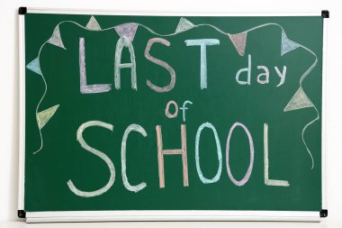 Okulun Son Günü yazılı karatahta ve ışık duvarına bayraklar çizildi