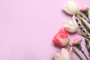 Karanfil çiçekli güzel laleler ve leylak arka planda okaliptüs dalları. Anneler Günü kutlaması