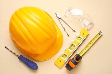 Bej arka planda sert şapka ve inşaat araçları