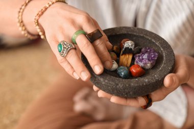 Farklı taşlarla meditasyon yapan kadın, yakın plan.