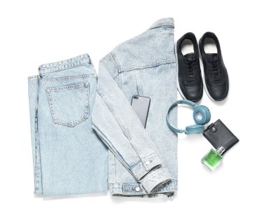 Beyaz arka planda şık erkek kıyafetleri, ayakkabıları, aksesuarları ve aletleri olan kompozisyon