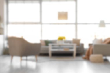 Koltukları, koltukları ve masaları olan bulanık oturma odası manzarası