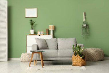 Oturma odasının içi. Masada kanepe ve takvim var.