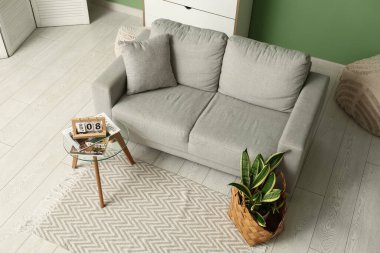 Oturma odasının içinde kanepe ve takvime bak, en üstte.