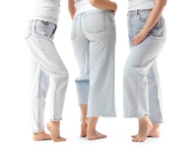 Beyaz arka planda kot giyen genç kadın