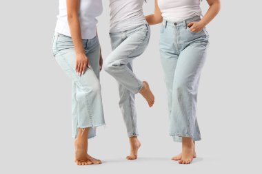 Açık arka planda kot giyen genç kadın