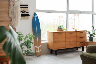 Sörf tahtası ve tuvaleti olan oturma odasının içi.