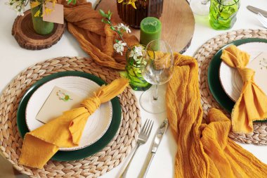 Çiçek açan dalı olan masa ayarı, üst görünüm