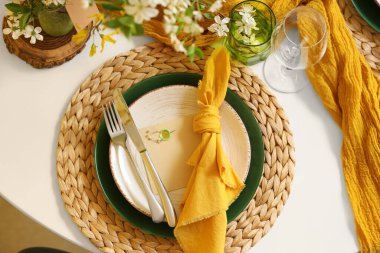 Çiçekli ve sarı peçeteli güzel bir masa, üst manzara.