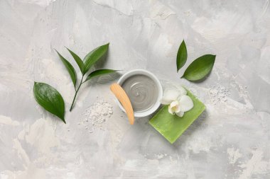 Kozmetik kil, sabun ve bitki yapraklı kompozisyon grunge arkaplanda