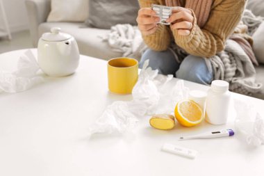 Evdeki hasta kadına karşı limonlu, zencefilli ve mendilli haplar.