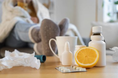 Evde hasta bir kadına karşı limonlu farklı grip ilaçları, yakın plan.