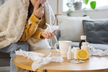 Evde astım spreyi kullanan hasta kadınlara karşı limonlu farklı grip ilaçları.