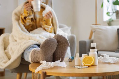 Evde çay içip yakınlaşan hasta kadınlara karşı limonlu farklı grip ilaçları.