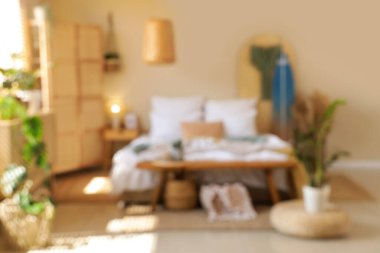 Sörf tahtası, ahşap bank ve bitkilerle bulanık yatak odası manzarası