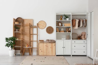 Dolap, katlama ekran ve merdiveni olan ışık kreşinin içi