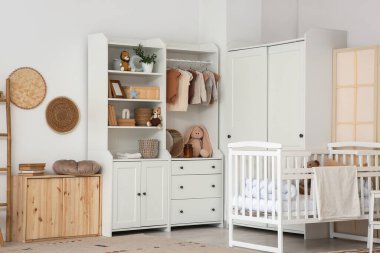 Bebek beşiği ve dolabı olan bir kreş.