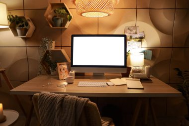 Çalışma yeri, raflar ve parlayan lambalar olan karanlık ofisin içinde.