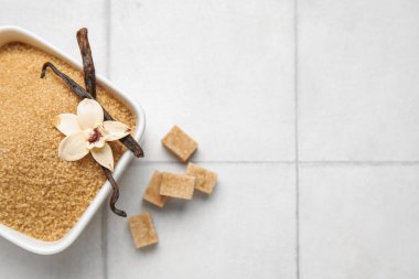 Beyaz arka planda bir kase tatlı vanilya şekeri