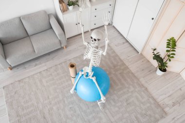 Oturma odasındaki spor salonunda insan iskeleti modeli