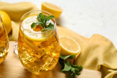 Beyaz arka planda naneli limonlu buzlu çay, yakın plan.
