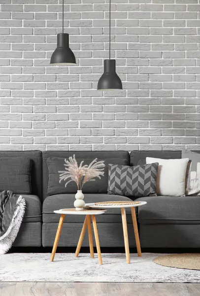 Oturma odasındaki sehpanın üzerindeki çimler